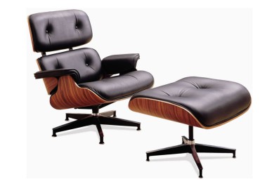 Der Lounge Chair und der zugehörige Ottoman sind Entwürfe des amerikanischen Designerpaars Charles und Ray Eames aus dem Jahr 1956. In Europa wird der Sessel seit 1957 unter Lizenz bei Vitra produziert.