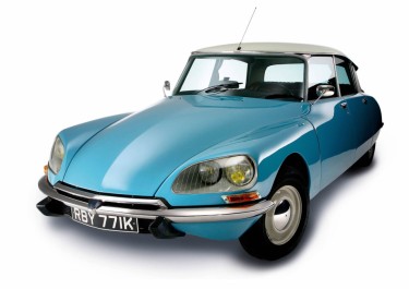 Der Citroën DS wurde von 1955 bis 1975 produziert. Die DS war mit ihrer stromlinienförmigen Karosserie und der hydropneumatischen Federung ihrer Zeit weit voraus. Das Design ist von Flaminio Bertoni.